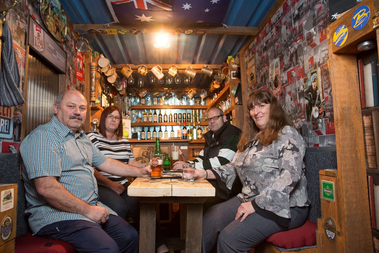 Unos vecinos amantes de la cerveza construyeron su propio pub… ¡entre sus casas!