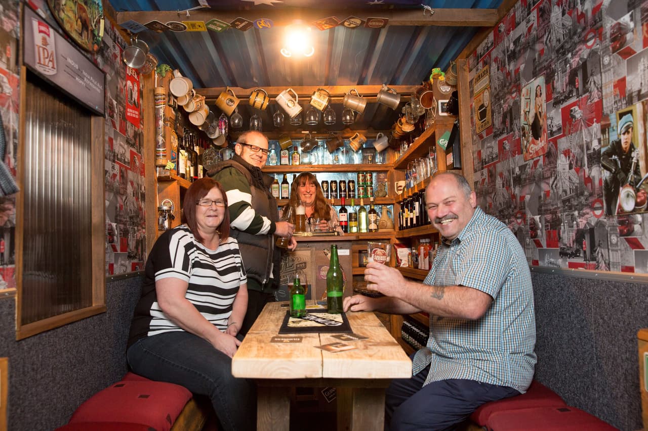 Kevin y Samantha Mayes tienen 46 y 47 años, respectivamente.