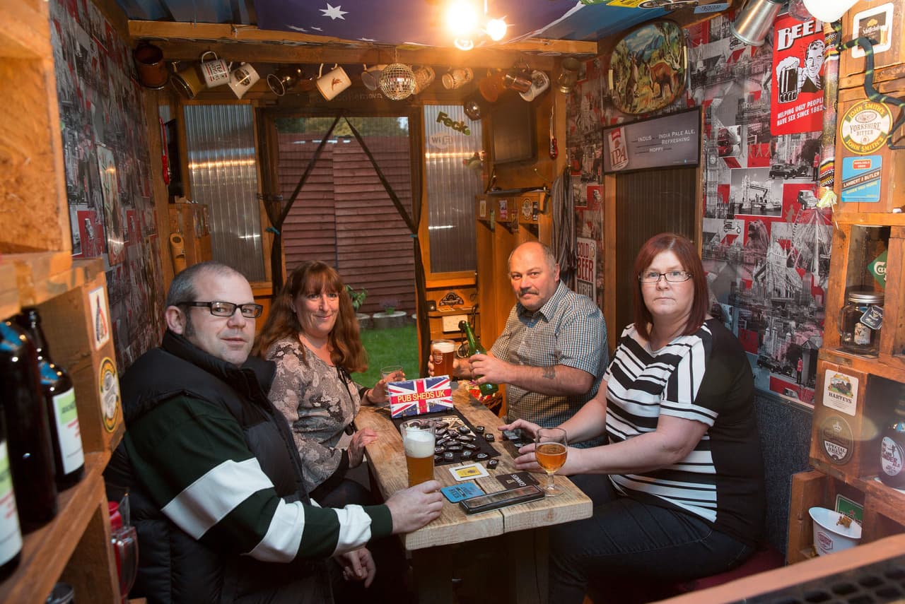 El bar está conformado por una vieja superficie de trabajo que encontraron guardada.