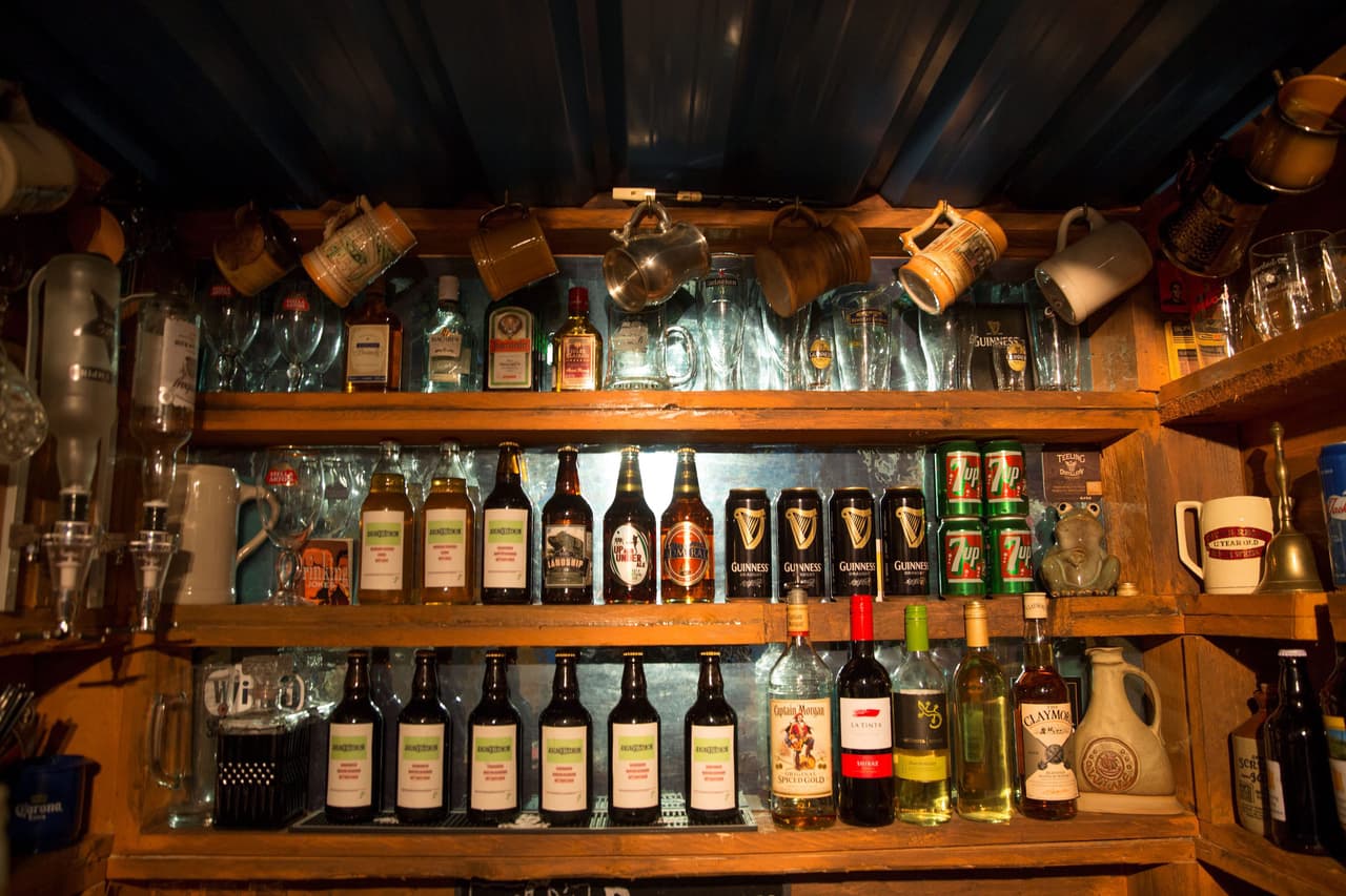 Ellos construyeron el pub con artículos reciclados.