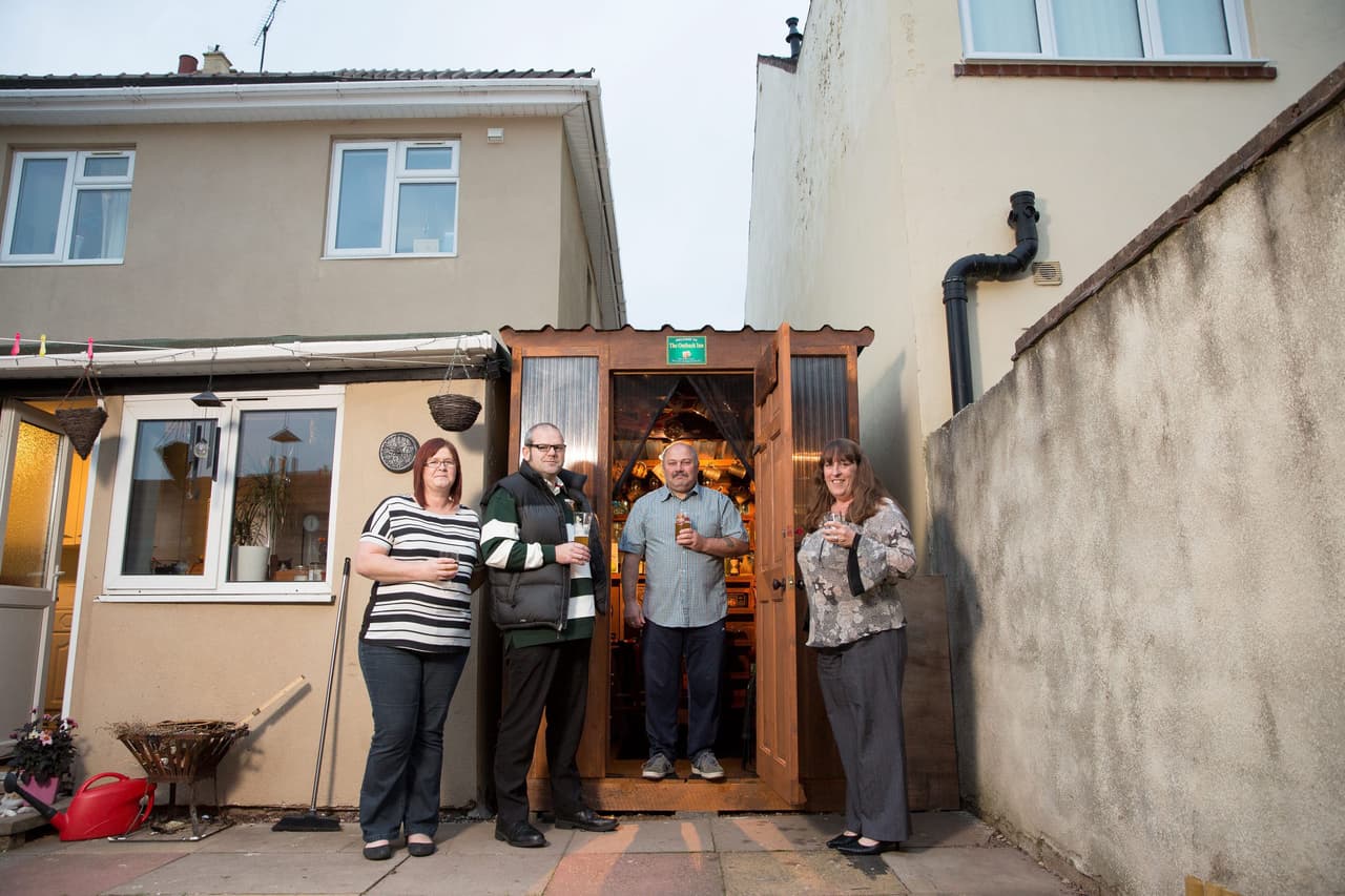 Cansados de tener que manejar lejos, decidieron recrear su propia taberna.