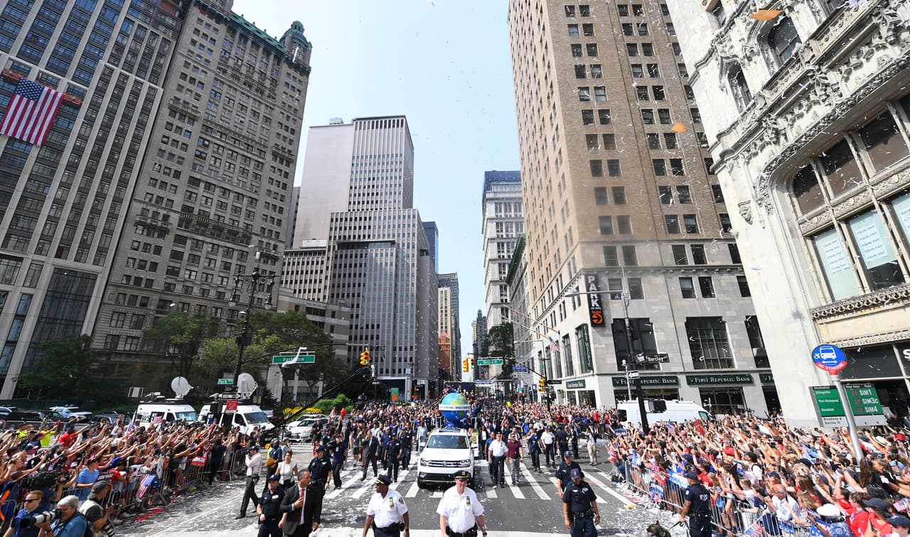 Megan Rapinoe, Alex Morgan, Julie Ertz, Allie Long, Carli Lloyd y compañía vivieron este miércoles una jornada especial en Nueva York durante el desfile de campeonas del mundo con el Team USA. Cientos de aficionados salieron a las calles de la Gran Manzana para saludar a sus heroínas.