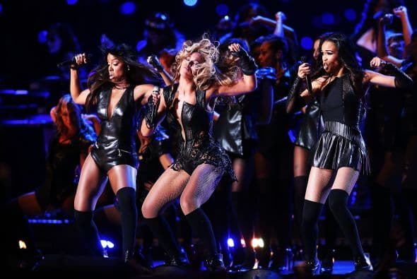 Ni el mejor guionista de Hollywood hubiese podido escribir un libreto mejor que el Super Bowl 2013. Con lágrimas, risas, entretenimiento, estupor, suspenso, miedo y mucha emoción, este Super Bowl “tuvo de todo un mucho”. El coro de la escuela de Newtown que sufrió en diciembre una matanza que conmocionó al mundo, con 26 niños de la escuela primaria Sandy Hook, abrió la ceremonia previa al partido con la canción "America The Beautiful", al lado de la actriz y cantante Jennifer Hudson. Los estudiantes llevaban lazos verdes en homenaje a los 20 niños y 6 adultos asesinados en Sandy Hook el pasado 14 de diciembre, y durante su actuación muchos de los jugadores y espectadores apenas pudieron contener las lágrimas. Después le tocó el turno a Alicia Keys, quien al piano y con un sexy vestido rojo de tirantes interpretó el himno nacional estadounidense, agregando algunas palabras en la estrofa final, ante el estupor de algunos. La actuación musical del descanso, la más esperada siempre, correspondió este año a Beyoncé y llegó precedida de la polémica después de que la estrella admitiera que cantó el himno nacional en falso directo, sobre una canción pregrabada, durante la ceremonia de la segunda investidura presidencial de Barack Obama. La artista con mucha fuerza y sin dejar de bailar sobre un escenario con fuegos artificiales y luces con la forma de su rostro y su larga melena, vistiendo un conjunto de cuero negro de Rubin Singer, con guantes a juego y botines de tacón, y acompañada de más de 100 bailarines repasó algunos de sus éxitos como "Love on Top", "Crazy in Love", "Baby Boi" y "Till the End of Time". Se unieron a ella después Kelly Rowland y Michelle Williams, sus compañeras en el ya disuelto grupo Destiny's Child y vestidas también de negro. Las tres cantaron y bailaron sincronizadas "Independent Woman" y "Single Ladies (Put A Ring On It)". En el tercer cuarto del partido se produjo un inesperado apagón, que duró 34 minutos, y que fundió a negro las televisiones de millones de hogares en todo el país y dejó en blanco a los presentadores de la cadena CBS, la encargada de la retransmisión. Con cada bloque de treinta segundos de publicidad vendido a un precio de entre 3,7 y 3,8 millones de dólares, los dos anuncios de Chrysler estuvieron entre los mejores, según un sondeo realizado por The Wall Street Journal a ejecutivos publicitarios y espectadores, pero según USA Today el primer lugar correspondió a Budweisser. También fueron muy comentados en Twitter los de Taco Bell y Doritos, en una noche en la que rostros conocidos como los actores de comedia Amy Poehler ("Parks and Recreation"), Tracy Morgan ("30 Rock") y Kaley Cuoco ("The Big Bang Theory"), y la modelo Bar Refaeli se colaron en algunos de los anuncios.