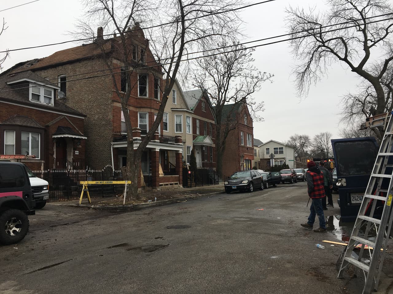 Un hombre de 55 años murió este 28 de diciembre en un incendio que estalló en un edificio de 6 unidades en el barrio de Las Empacadoras, dijeron funcionarios del Departamento de Bomberos de Chicago.