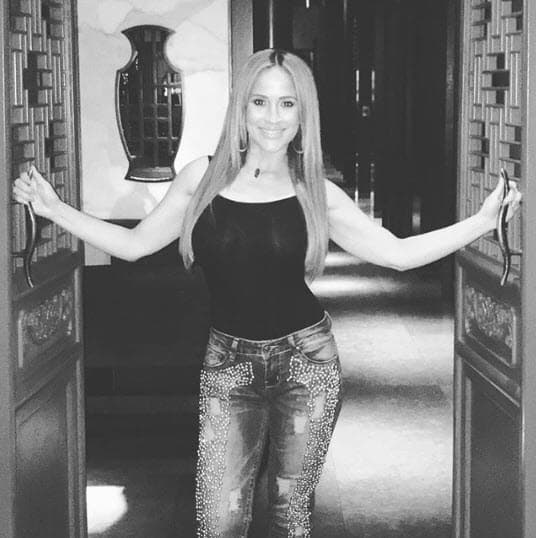 La presentadora de Primer Impacto es joven, pero parece que tiene todavía menos años.