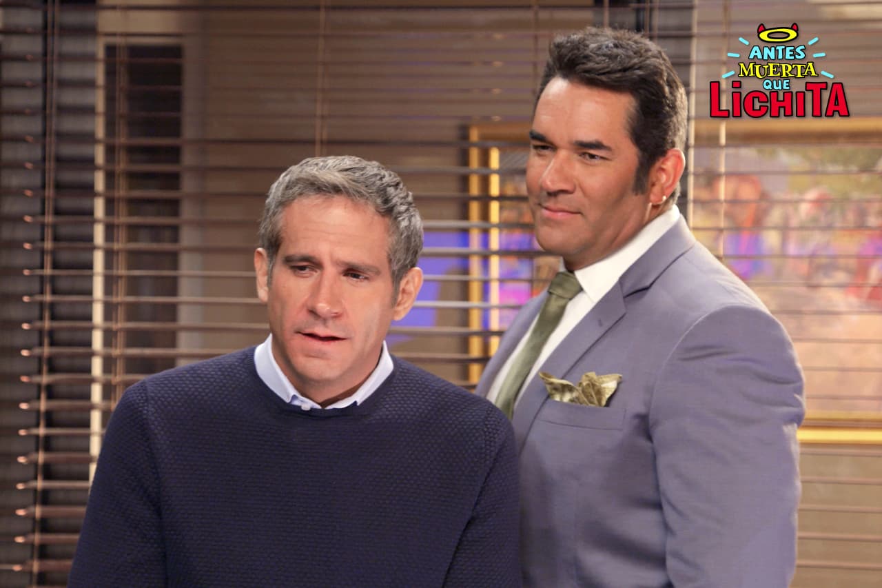 Augusto presenta a Roberto como su nuevo candidato para la presidencia de la API.