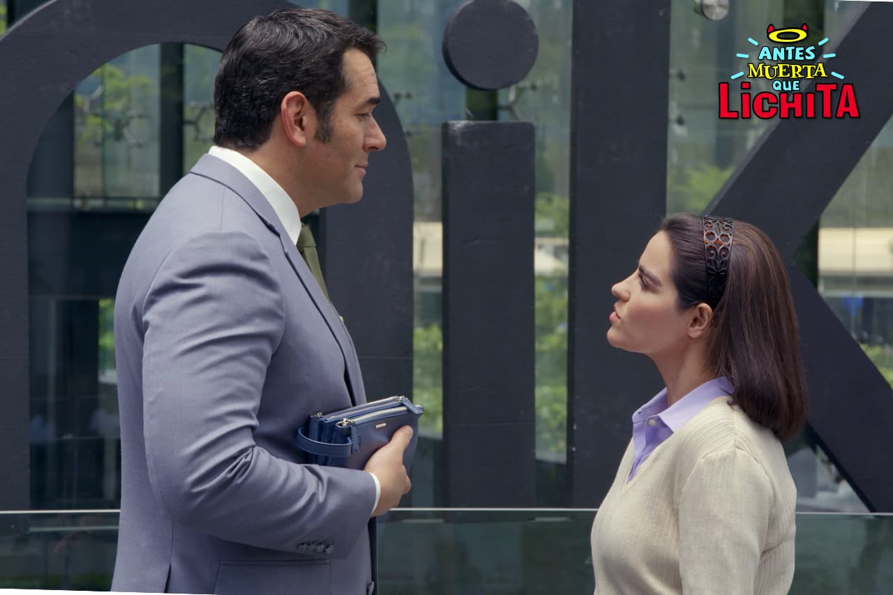 Alicia amenaza a Augusto con decir toda la verdad ante la prensa si no le devuelve su trabajo.