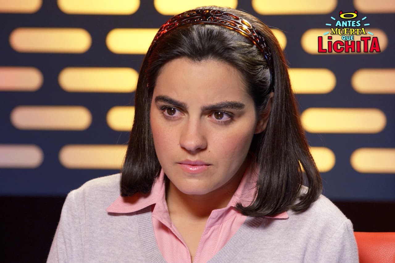 Alicia recibe una llamada telefónica de Augusto antes de comenzar la entrevista.