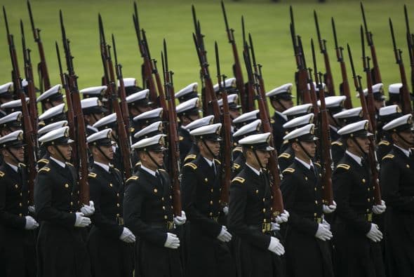 La guardia de honor marcha en el Campo Marte.