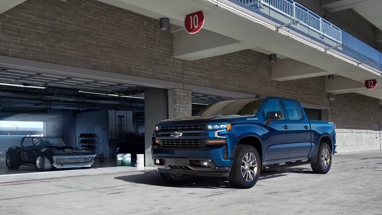 <h3 class="cms-h3-H3">Chevrolet Silverado 2019 - Datos técnicos:</h3>
<br>
<br>La nueva Silverado ofrecerá seis combinaciones distintas de motores y transmisiones dos nuevas versiones de los motores V8 de Chevrolet de 5.3 y 6.2 litros que cuentan con un nuevo sistema de desactivación de cilindros en el que el motor puede trabajar hasta con
<b>un solo cilindro</b>. También estará disponible una nueva versión del motor
<b>turbo diésel Duramax</b> de 6 cilindros en línea sobre la cual no obtuvimos cifras de rendimiento y desarrollo, pero que según Chevrolet superará a la competencia. La transmisión es una nueva caja de cambios automática de 10 velocidades y la tracción 4X4 es opcional..