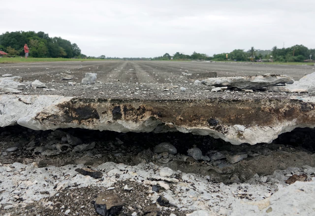 Grieta en la pista del aeropuerto filipino afectado por el terremoto del viernes.