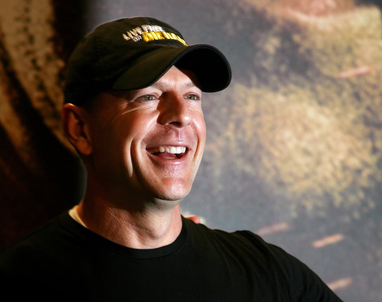 La cinta 'Die hard' se estrenó en 1988 y Bruce no fue el primer candidato para realizarla, el primero en la lista fue Arnold Schwarzenegger, pero no quiso el papel. Luego fueron Sylvester Stallone, Burt Reynolds, Richard Gere y Harrison Ford, pero también la descartaron. Al final se decidieron por Willis y le ofrecieron 5 millones de dólares por el protagónico, según datos recopilados por el sitio Mental Floss.