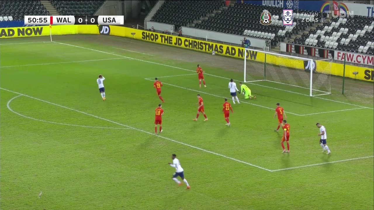 ¡TIRO ATAJADO! disparo por Sebastian Lletget.