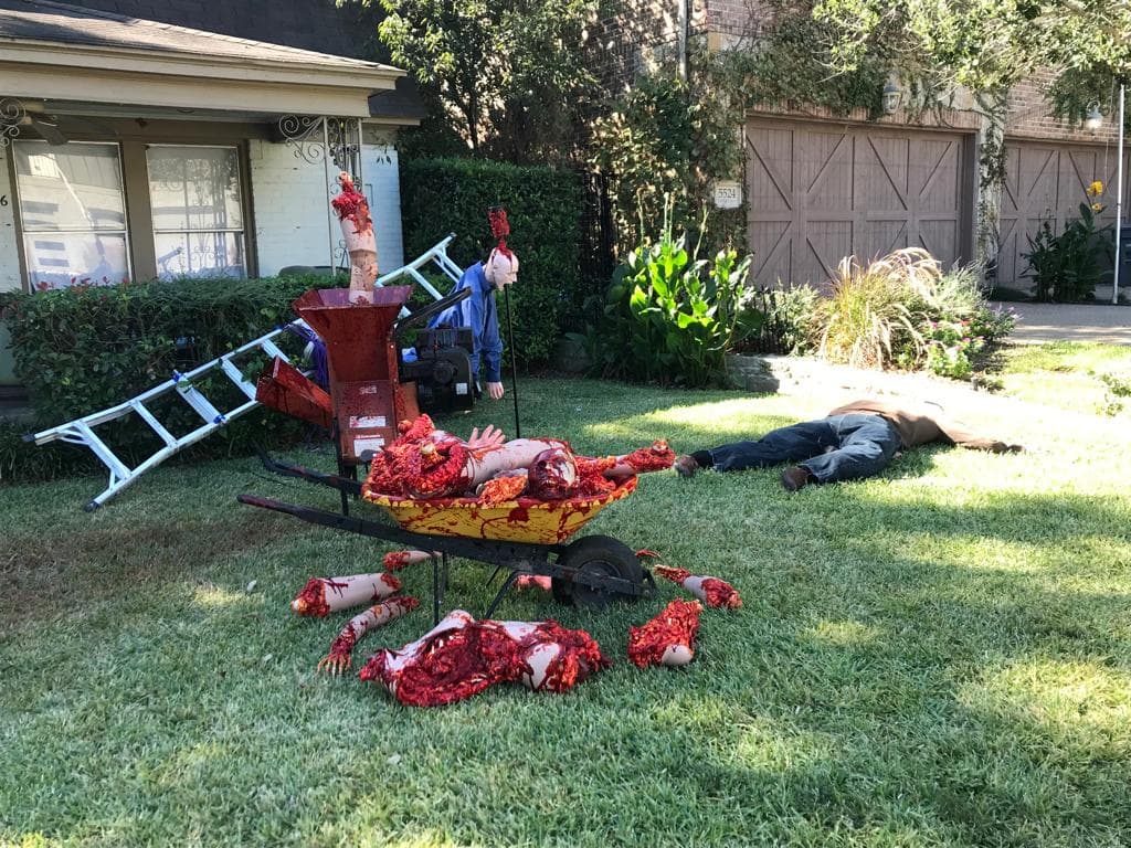 La casa muestra un exterior "horroroso", como seguramente opinan algunos vecinos en el este de Dallas, quienes aparentemente ya llamaron a la policía.
<br>