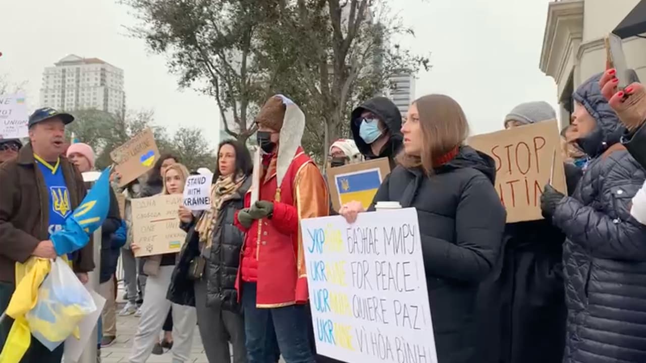<b>"Esperamos que nuestros familiares estén vivos"</b>, eran las palabras de
<a href="https://www.univision.com/local/houston-kxln/houston-ucrania-rusia-protestas-fotos" target="_blank">Gustavo Suárez</a>, un colombiano casado con una ucraniana.