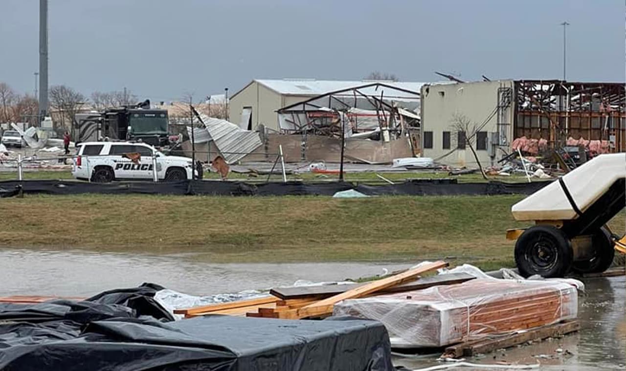 No solo casas fueron dañadas, sino también estructuras comerciales de Pasadena.