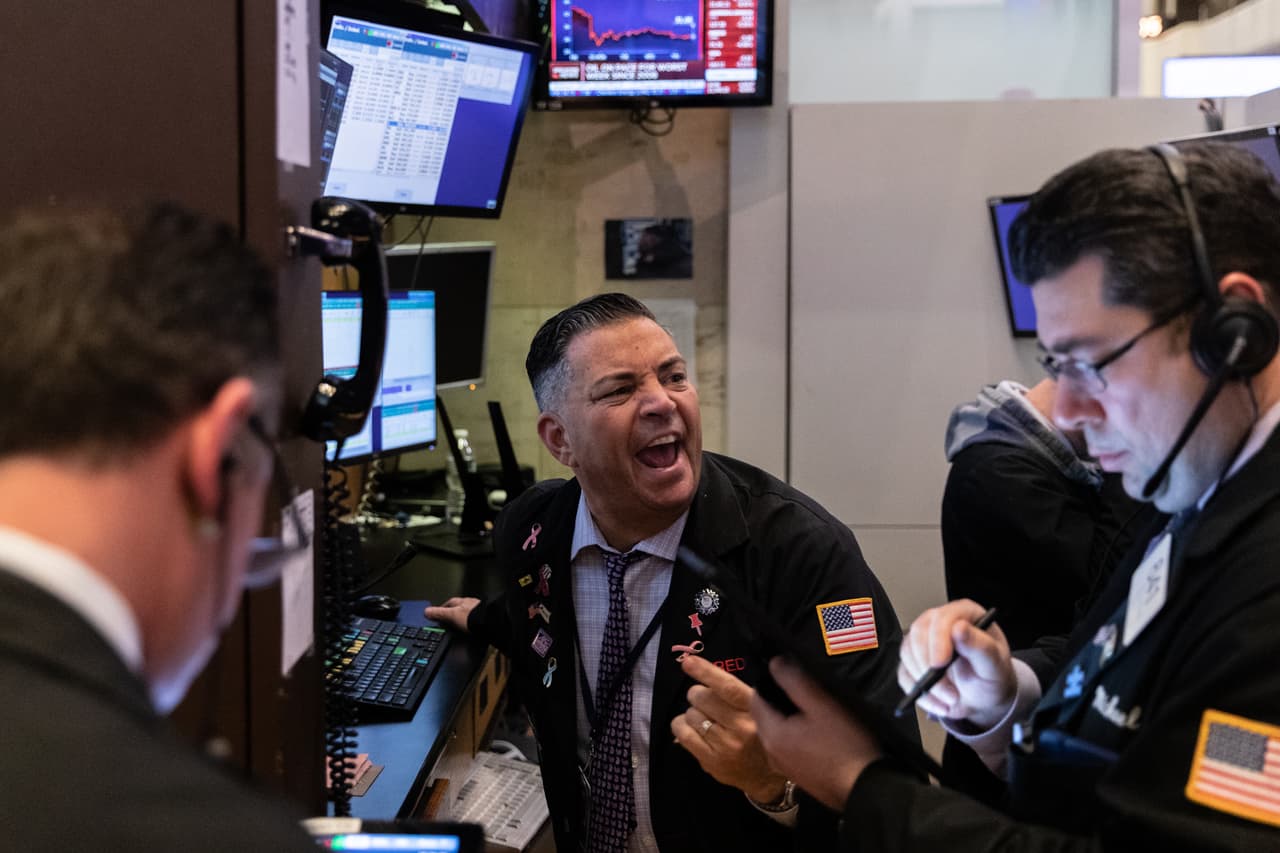 <b>La primera gran caída de la bolsa en la pandemia (12 de marzo).</b> Los corredores de la Bolsa de Valores de Nueva York angustiados cuando las acciones estadounidenses registraron su peor día desde 1987. Comenzaban las preocupaciones por la crisis económica que generaría el covid-19.