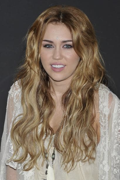 Pero eso sólo fue el comienzo, conforme a los años la cantante empezó a descuidar un poco su carrera y los paparazzi estaban en la búsqueda de cosas que la exhibieran. La cantante fue grabada fumando hierba en su cumpleaños número 18, Cyrus aseguró que era hierba legal. En su celebración 19 años la captaron supuestamente fumando marihuana y con un pastel de Bob Marley. ¿Cómo ven?