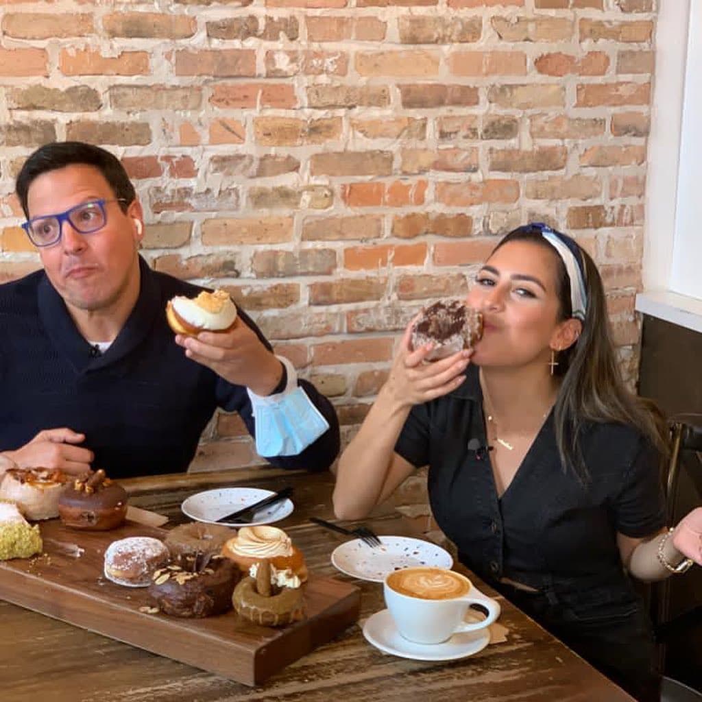 ¿A quién no le da hambre con tanto ejercicio? A nosotros lo que nos dio fue un poquitín de envidia, de ver esas delicias sobre la mesa de este par de comelones.