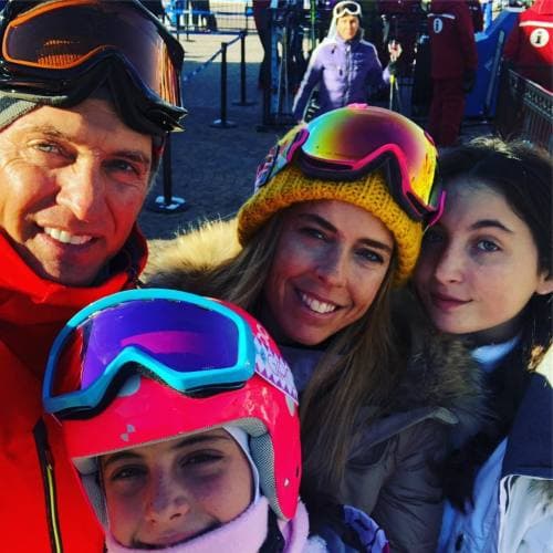 "Me encanta la relación que tengo con ellas; con mis hijas aprendí precisamente la relación que hay entre un hombre rudo y unas princesas; el amor que profesa una hija es insuperable e incomparable, solo se puede equiparar con el de una madre”, dijo.
<br>