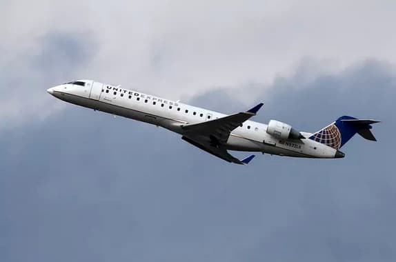 También en agosto
<a href="https://www.univision.com/local/chicago-wgbo/pasajeros-abrochan-el-cinturon-de-una-azafata-borracha-en-pleno-vuelo"><u>una azafata de la aerolínea United Express fue despedida por presuntamente estar borracha</u></a> durante un vuelo que despegó de Chicago con destino a South Bend, Indiana.
<a href="https://www.univision.com/shows/despierta-america/captan-a-azafata-en-aparente-estado-de-embriaguez-en-pleno-vuelo-y-la-gente-sale-a-su-rescate-video"><u>Julianne March</u></a>, de 49 años, fue grabada dormida sobre su asiento luego de estar caminando erráticamente sobre el pasillo de la aeronave. Los propios pasajeros le abrocharon el cinturón de seguridad.
<br>