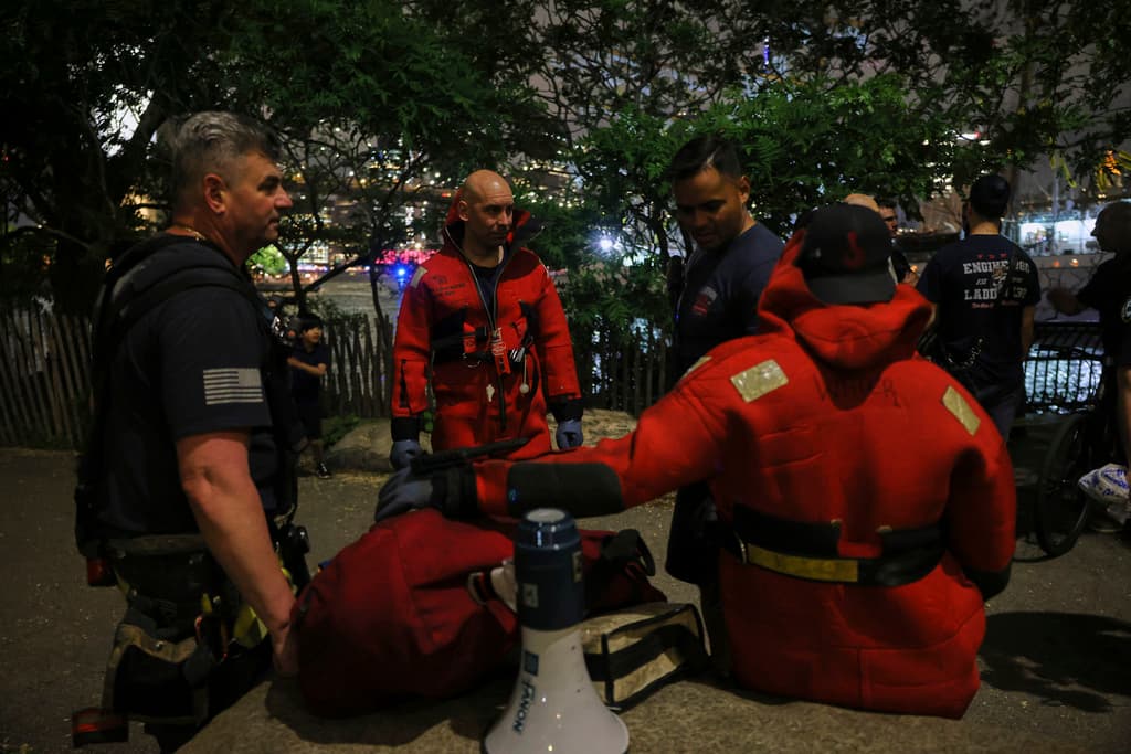 <b><a href="https://www.univision.com/local/nueva-york-wxtv/cinco-muertos-tras-la-caida-de-un-helicoptero-al-east-river-en-nueva-york-y-solo-sobrevive-el-piloto" target="_blank">Buzos del cuerpo de bomberos de la ciudad de Nueva York</a></b> se prepararon para realizar un rescate en el East River, pero no fue necesario. Las autoridades tanto en Nueva York como México aseguraron que
<b>ningún marinero cayó al agua</b>.