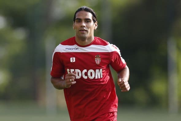 Radamel Falcao tiene 28 años y gana $14.150 millones de euros, poco más de $19 millones de dólares.