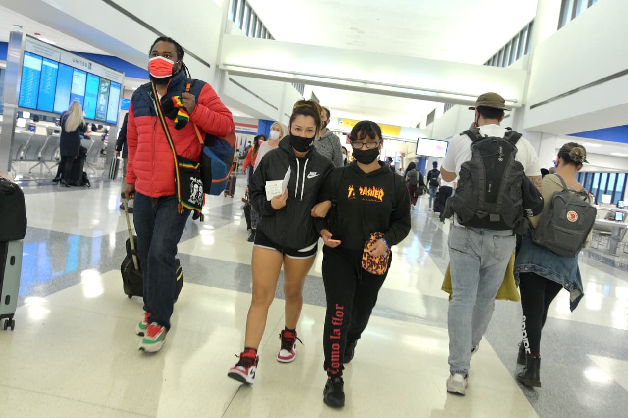 El gobierno de EEUU anunció que a partir del próximo 8 de noviembre solo los viajeros que estén completamente vacunados con las vacunas aprobadas por la FDA y la OMS, podrían viajar a los Estados Unidos.
<br>