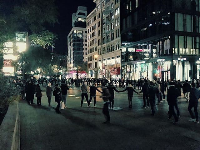 Estudiantes franceses en Nueva York hicieron una vigilia en Union Square la noche de este viernes para honrar la memoria de las más de 150 víctimas mortales de los atentados terroristas en Francia. En un mismo espíritu cantaron el himno nacional francés, "La Marseillaise".