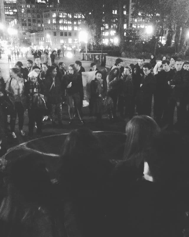 Estudiantes franceses en Nueva York hicieron una vigilia en Union Square la noche de este viernes para honrar la memoria de las más de 150 víctimas mortales de los atentados terroristas en Francia. En un mismo espíritu cantaron el himno nacional francés, "La Marseillaise".