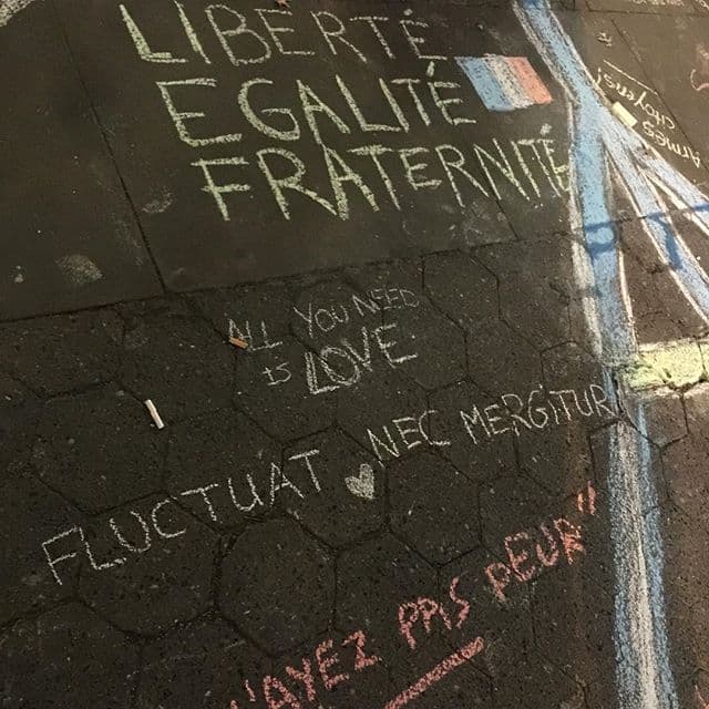 Estudiantes franceses en Nueva York hicieron una vigilia en Union Square la noche de este viernes para honrar la memoria de las más de 150 víctimas mortales de los atentados terroristas en Francia. En un mismo espíritu cantaron el himno nacional francés, "La Marseillaise".