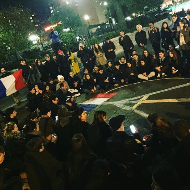 Estudiantes franceses en Nueva York hicieron una vigilia en Union Square la noche de este viernes para honrar la memoria de las más de 150 víctimas mortales de los atentados terroristas en Francia. En un mismo espíritu cantaron el himno nacional francés, "La Marseillaise".
