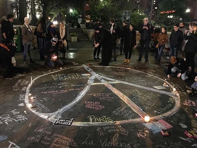 Estudiantes franceses en Nueva York hicieron una vigilia en Union Square la noche de este viernes para honrar la memoria de las más de 150 víctimas mortales de los atentados terroristas en Francia. En un mismo espíritu cantaron el himno nacional francés, "La Marseillaise".