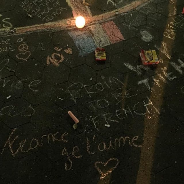 Estudiantes franceses en Nueva York hicieron una vigilia en Union Square la noche de este viernes para honrar la memoria de las más de 150 víctimas mortales de los atentados terroristas en Francia. En un mismo espíritu cantaron el himno nacional francés, "La Marseillaise".