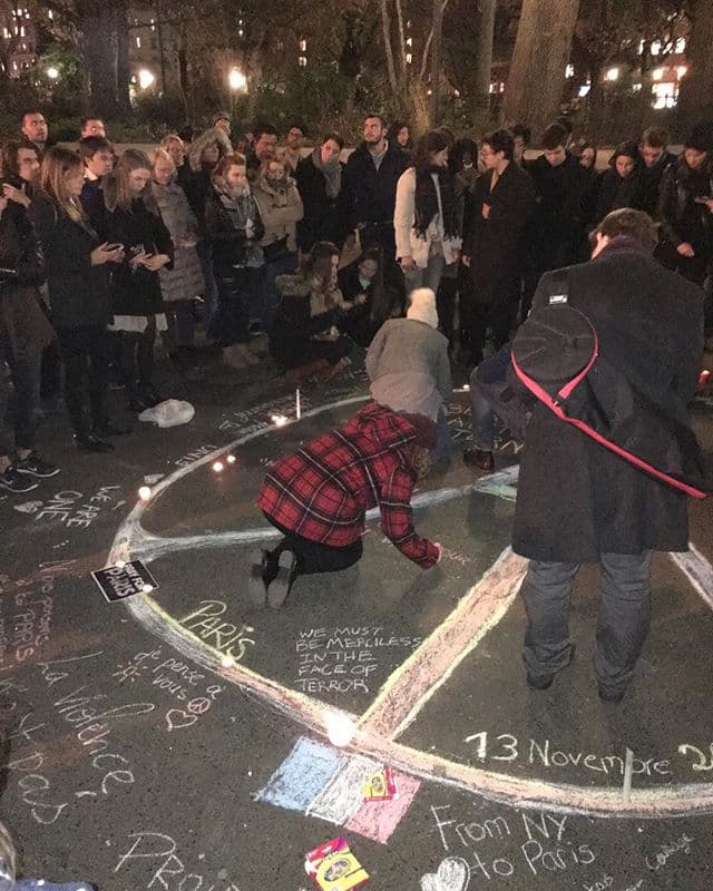 Estudiantes franceses en Nueva York hicieron una vigilia en Union Square la noche de este viernes para honrar la memoria de las más de 150 víctimas mortales de los atentados terroristas en Francia. En un mismo espíritu cantaron el himno nacional francés, "La Marseillaise".