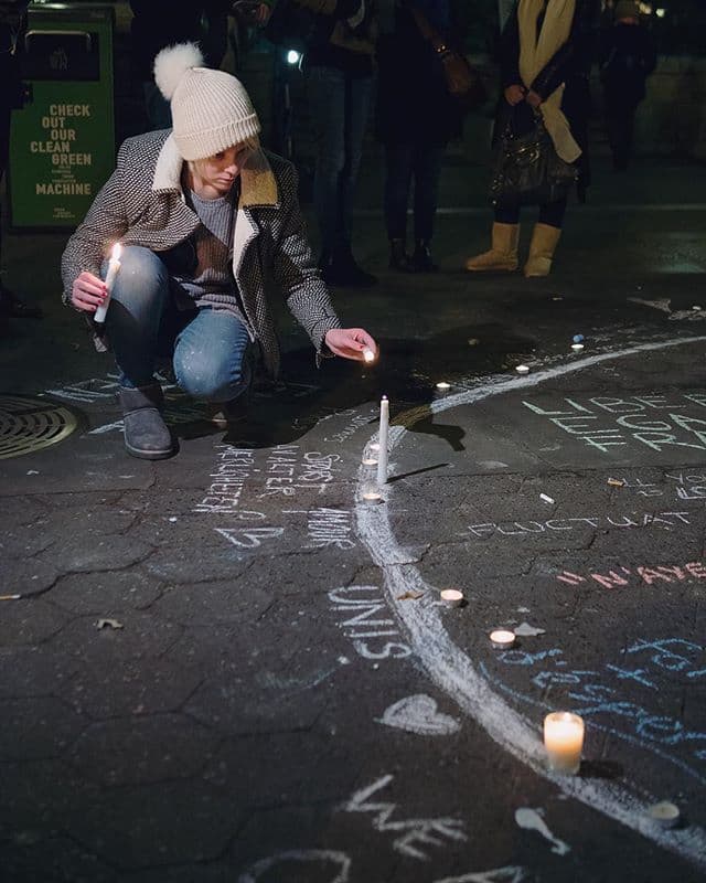 Estudiantes franceses en Nueva York hicieron una vigilia en Union Square la noche de este viernes para honrar la memoria de las más de 150 víctimas mortales de los atentados terroristas en Francia. En un mismo espíritu cantaron el himno nacional francés, "La Marseillaise".