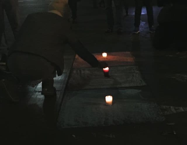 Estudiantes franceses en Nueva York hicieron una vigilia en Union Square la noche de este viernes para honrar la memoria de las más de 150 víctimas mortales de los atentados terroristas en Francia. En un mismo espíritu cantaron el himno nacional francés, "La Marseillaise".