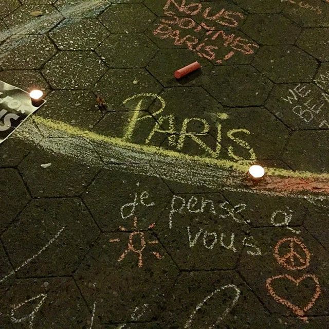 Estudiantes franceses en Nueva York hicieron una vigilia en Union Square la noche de este viernes para honrar la memoria de las más de 150 víctimas mortales de los atentados terroristas en Francia. En un mismo espíritu cantaron el himno nacional francés, "La Marseillaise".