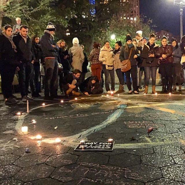 Estudiantes franceses en Nueva York hicieron una vigilia en Union Square la noche de este viernes para honrar la memoria de las más de 150 víctimas mortales de los atentados terroristas en Francia. En un mismo espíritu cantaron el himno nacional francés, "La Marseillaise".