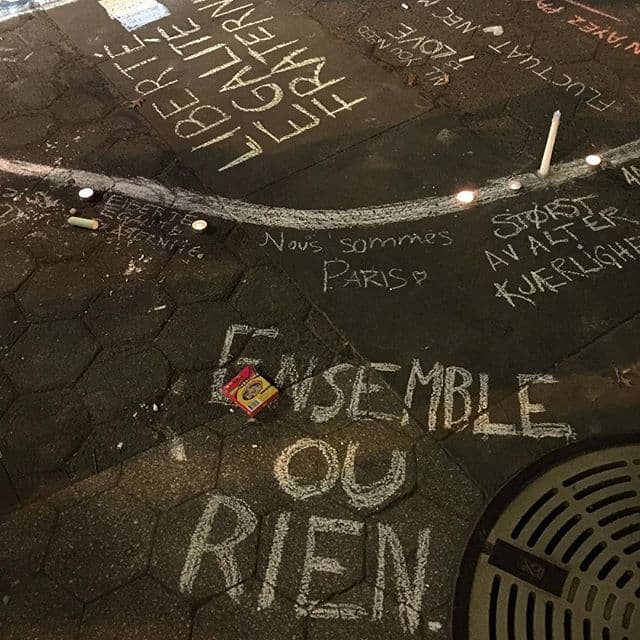 Estudiantes franceses en Nueva York hicieron una vigilia en Union Square la noche de este viernes para honrar la memoria de las más de 150 víctimas mortales de los atentados terroristas en Francia. En un mismo espíritu cantaron el himno nacional francés, "La Marseillaise".