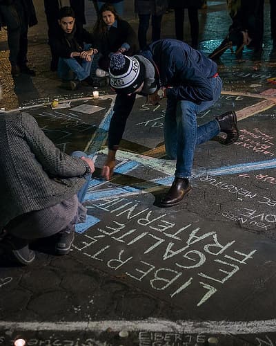 Estudiantes franceses en Nueva York hicieron una vigilia en Union Square la noche de este viernes para honrar la memoria de las más de 150 víctimas mortales de los atentados terroristas en Francia. En un mismo espíritu cantaron el himno nacional francés, "La Marseillaise".