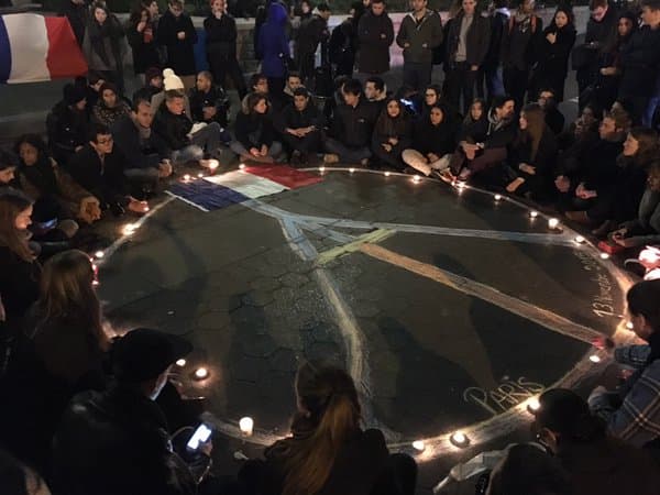 Estudiantes franceses en Nueva York hicieron una vigilia en Union Square la noche de este viernes para honrar la memoria de las más de 150 víctimas mortales de los atentados terroristas en Francia. En un mismo espíritu cantaron el himno nacional francés, "La Marseillaise".