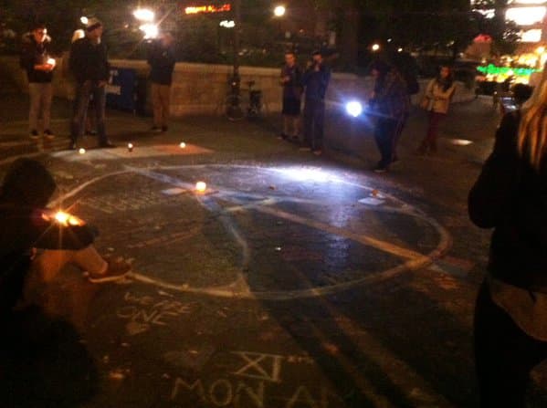Estudiantes franceses en Nueva York hicieron una vigilia en Union Square la noche de este viernes para honrar la memoria de las más de 150 víctimas mortales de los atentados terroristas en Francia. En un mismo espíritu cantaron el himno nacional francés, "La Marseillaise".