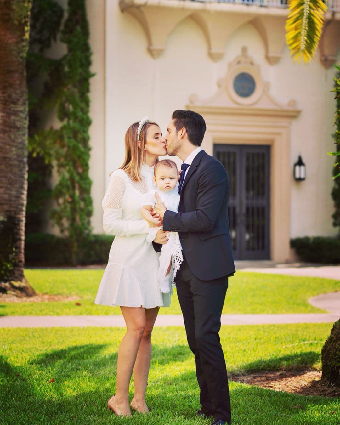 Hace unos meses
<a href="https://www.univision.com/shows/despierta-america/carolina-sarassa-bautizo-a-su-bebe-chloe-sophia-las-fotos-del-emotivo-festejo-familiar-fotos" target="_blank">Chloé fue bautizada</a> y sus orgullosos padres compartieron también este momento con sus seguidores de las plataformas digitales.