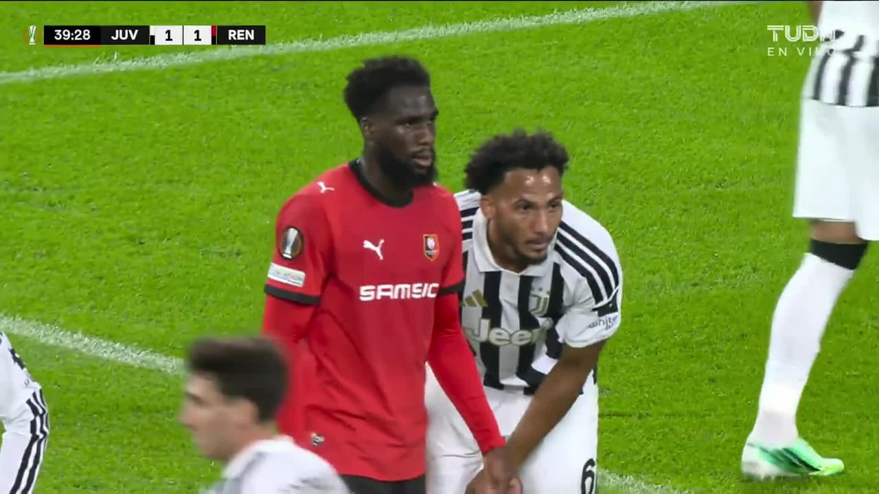 ¡Penal para el Rennes y los franceses se ponen arriba en el marcador!