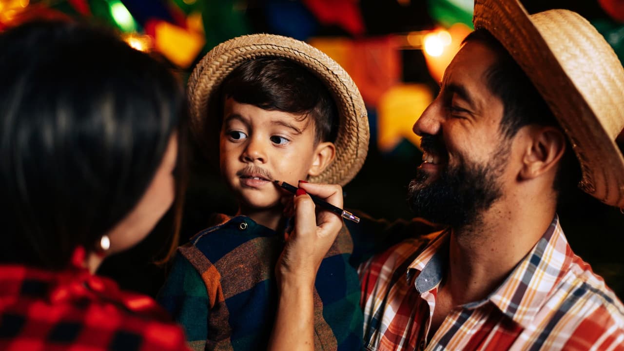 <h3 class="cms-H3-H3">Traders Village: música, comida y ambiente para toda la familia</h3>
<br>Si buscas una celebración con sabor hispano, 
<a href="https://tradersvillage.com/grand-prairie/" target="_blank">Traders Village Grand Prairie</a> es el lugar. Este mercado gigante celebra el Día del Padre con música en vivo, puestos de comida, actividades para niños y autos clásicos en exhibición.
<br>🎉 El plan perfecto para pasear sin prisa, comer algo rico y dejar que los niños corran un rato.
<br>
<a href="https://g.co/kgs/1Ti6TZT" target="_blank">📍 2602 Mayfield Rd, Grand Prairie</a>
<br>🎟 Entrada gratis, estacionamiento $6
<br>📅 Sábado 14 y domingo 15 de junio