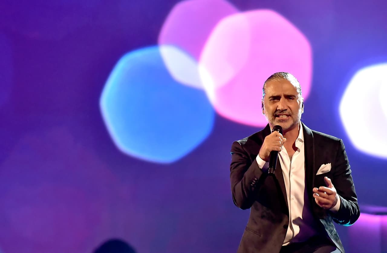 Alejandro Fernández subió al vuelo en aparente estado de ebriedad y se alegó que asustó a los pasajeros al mostrarles un video de un accidente de un avión de la misma aerolínea.
<br>