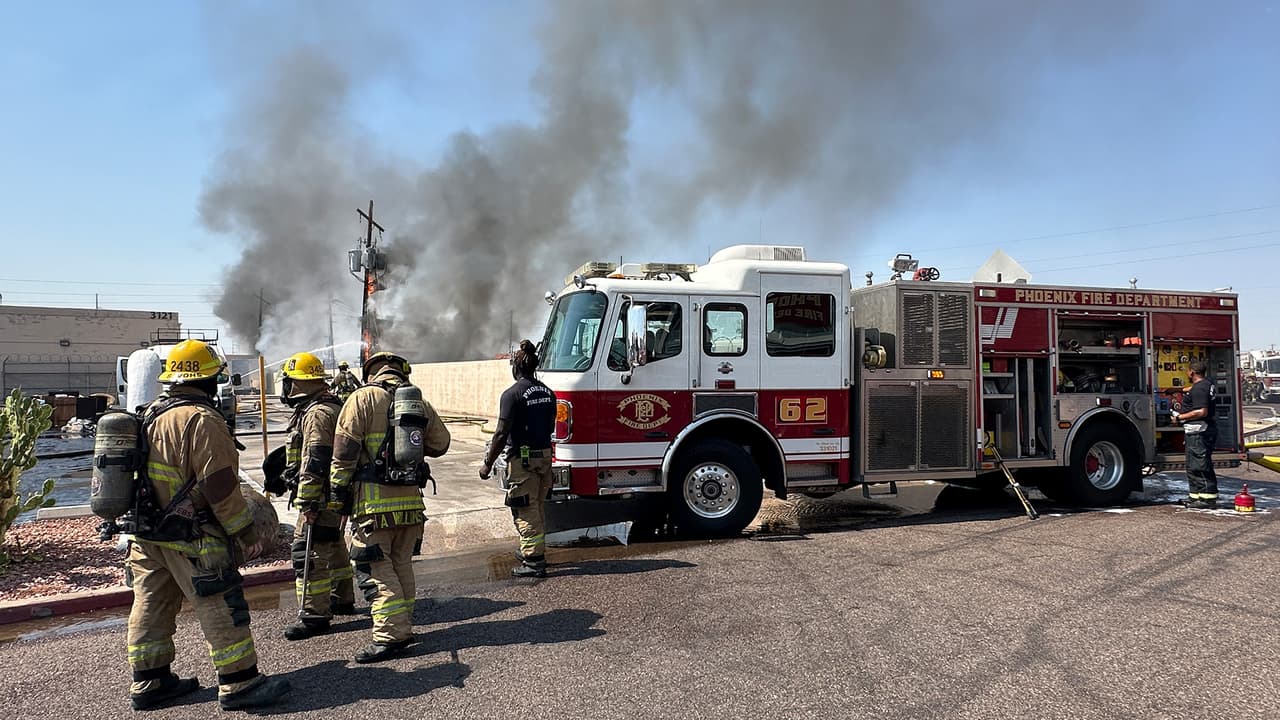 Las intensas llamas se extendieron a hasta unos postes, provocando la caída de las líneas eléctricas, por lo se pidió el apoyo de la empresa de servicios para evitar más incidentes.