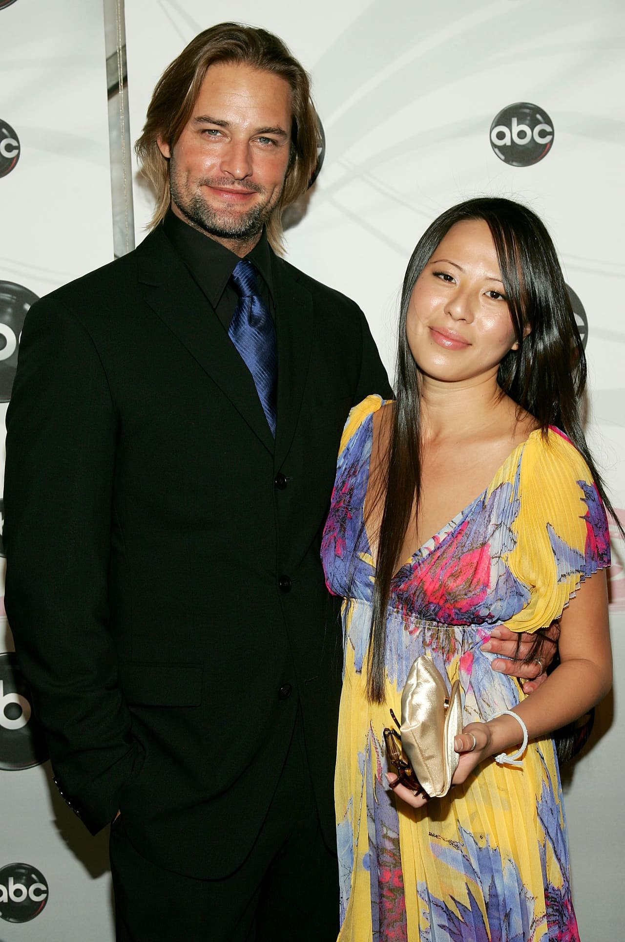 <b>Josh Holloway</b> y su esposa,
<b> Yessica Kumala</b>, están casados desde el 2004 y tienen dos hijos, Hunter Lee y Java Kumala.