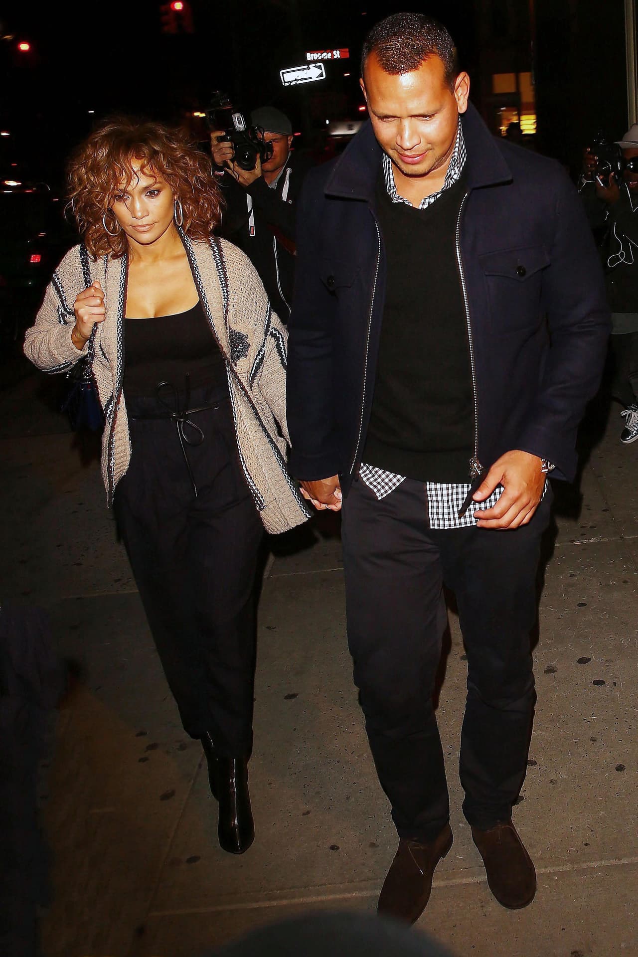 Para romper con el 
<i>total black</i> de los atuendos, ella prefirió un suéter chunky de Brunello Cucinelli y él una camisa a cuadros. Y aún así, no parece casualidad que cuando J.Lo decide dejar su pelo al natural, A. Rod elija llevar la camisa por fuera.